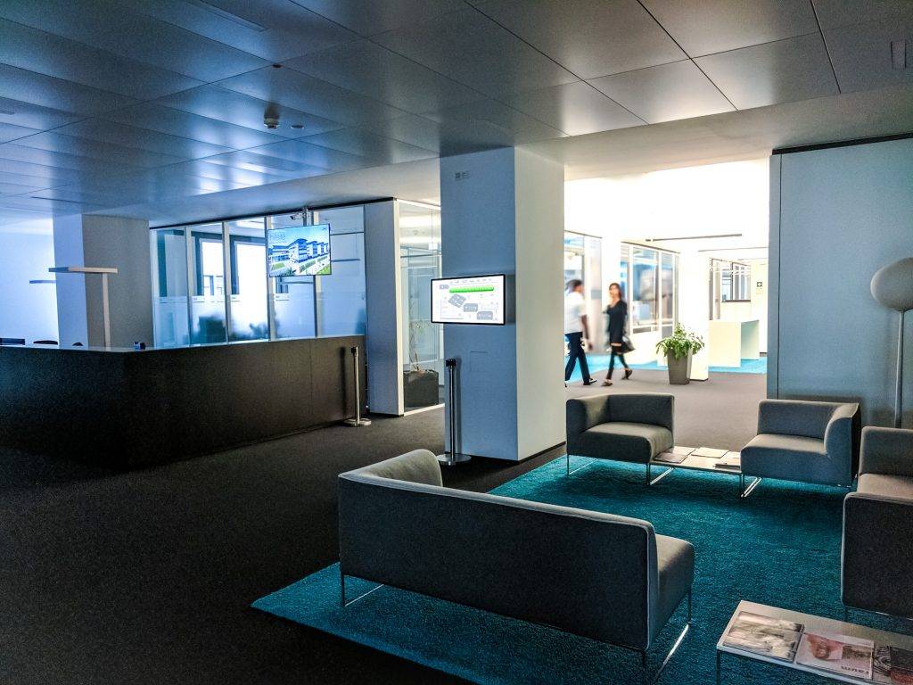 Wie kann man am besten einen Konferenzraum einrichten? Moderne Konferenzräume und Beispiele finden Sie hier. - Modern Workplace - GMS - In der Nähe von Frankfurt - Smart Building Lösungen